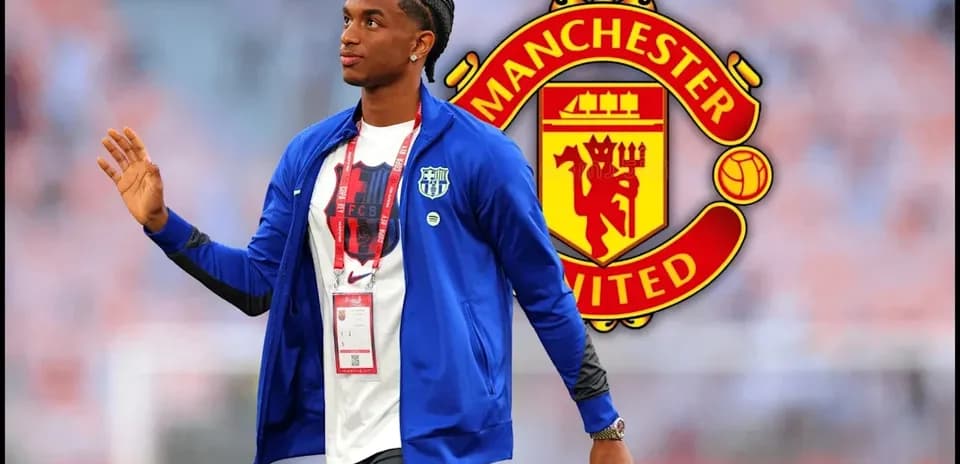 Joueur marchant avec un blason de Manchester United en arrière-plan