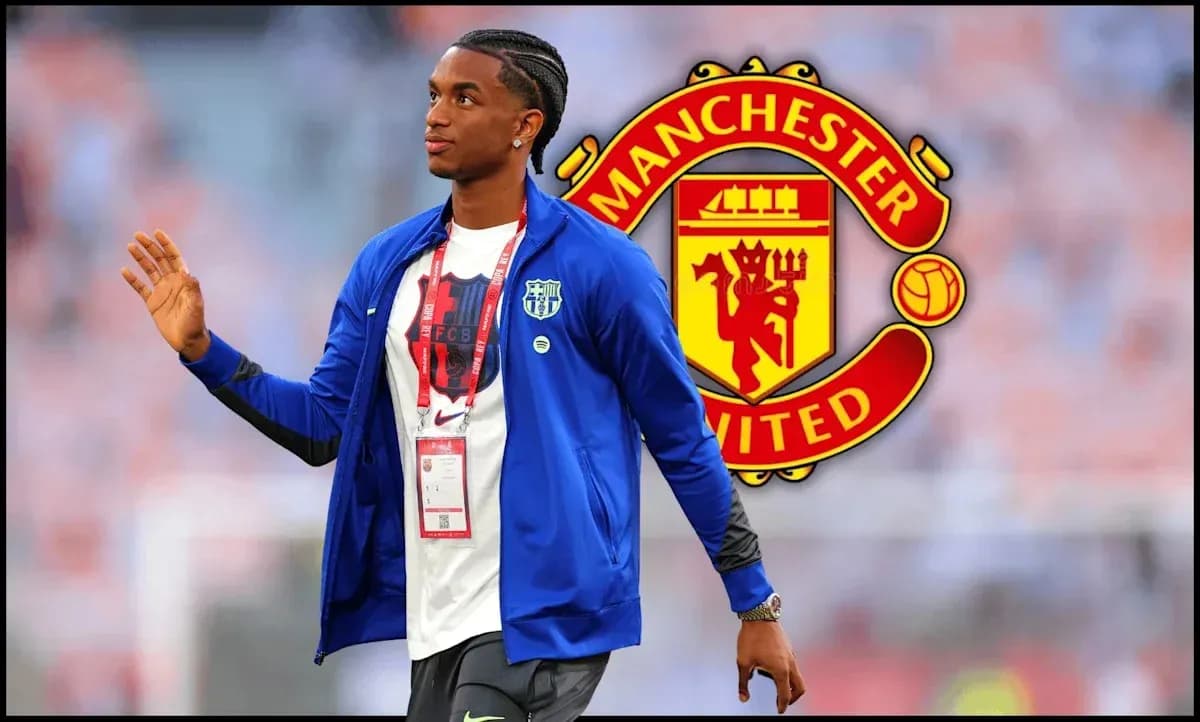 Joueur marchant avec un blason de Manchester United en arrière-plan