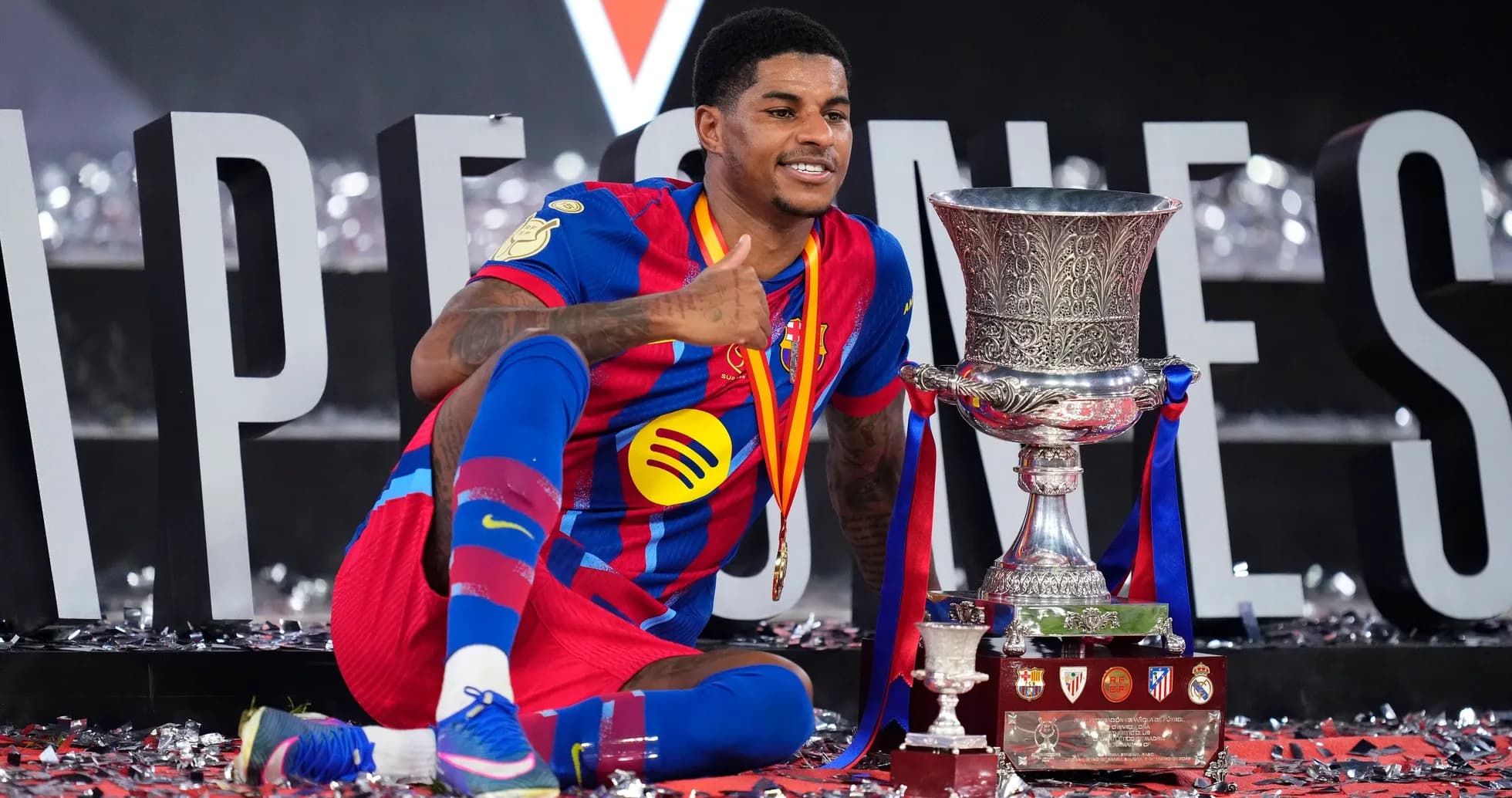 Joueur de Barcelone posant avec le trophée
