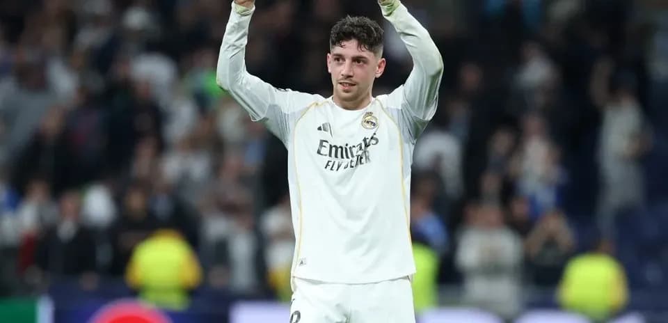 Joueur levant les bras après une victoire