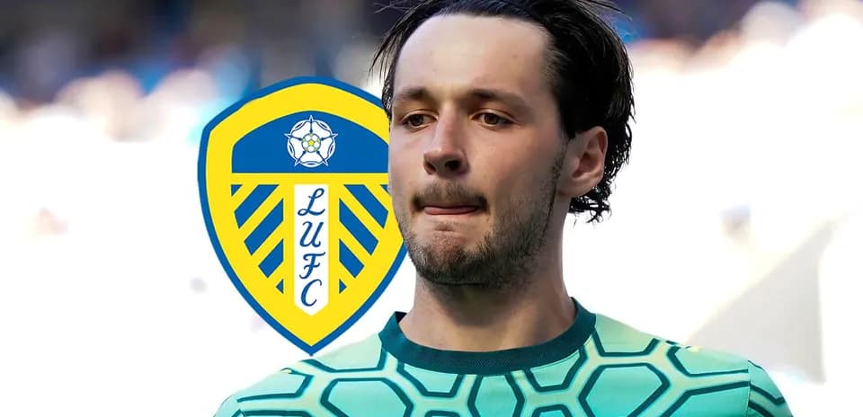 Joueur en maillot de Leeds United sur fond de logo