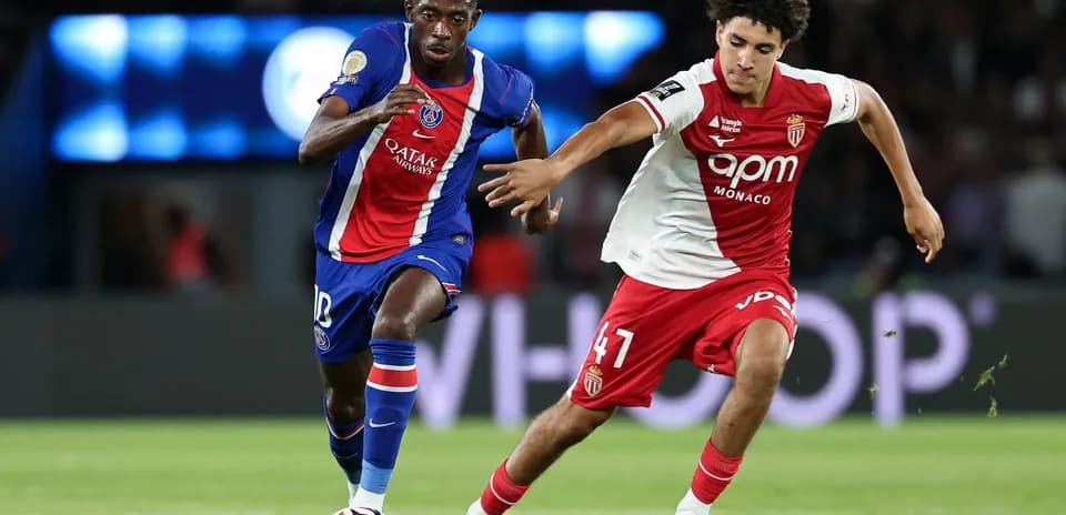Joueur du PSG et de Monaco en pleine action