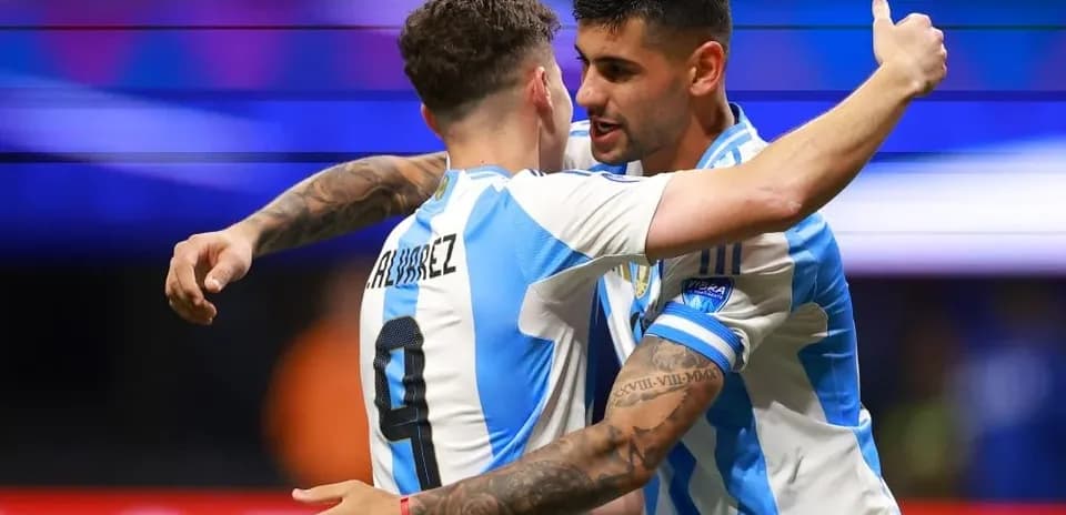 Joueurs argentins se félicitant après un but