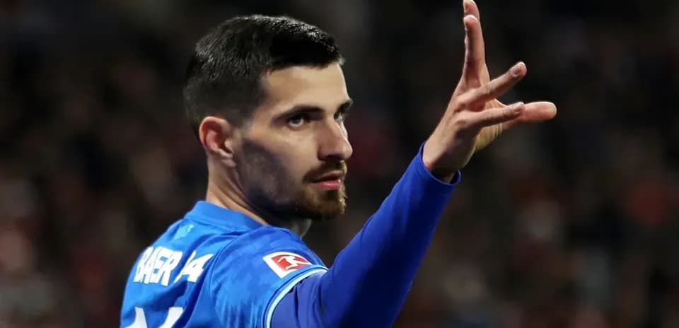 Joueur gesticulant sur le terrain de football