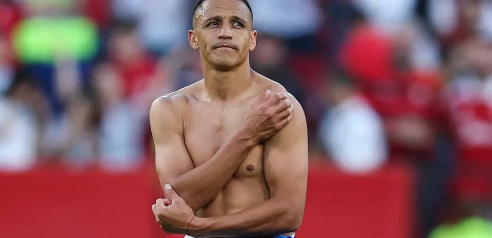 Joueur se tenant le bras sur le terrain