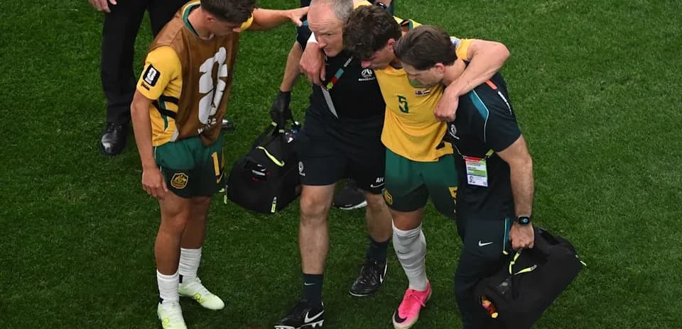 Joueur soutenu par le staff médical sur le terrain