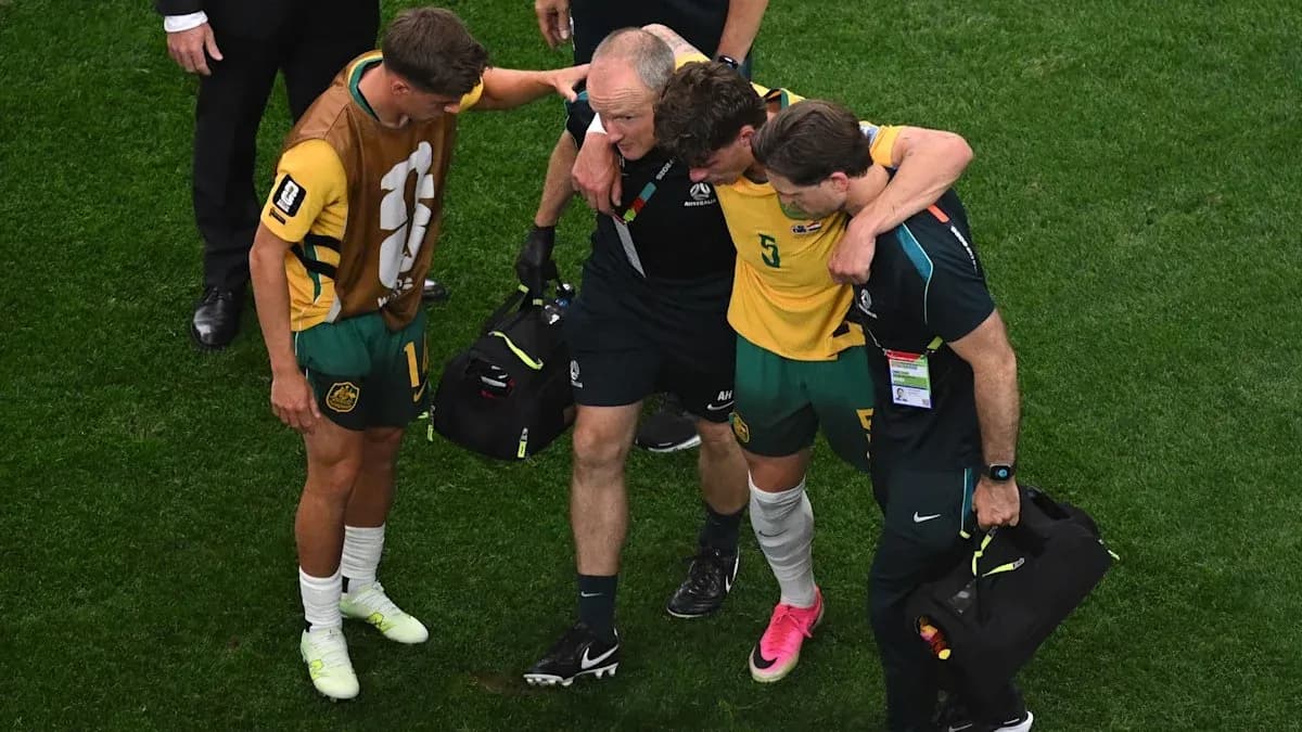 Joueur soutenu par le staff médical sur le terrain