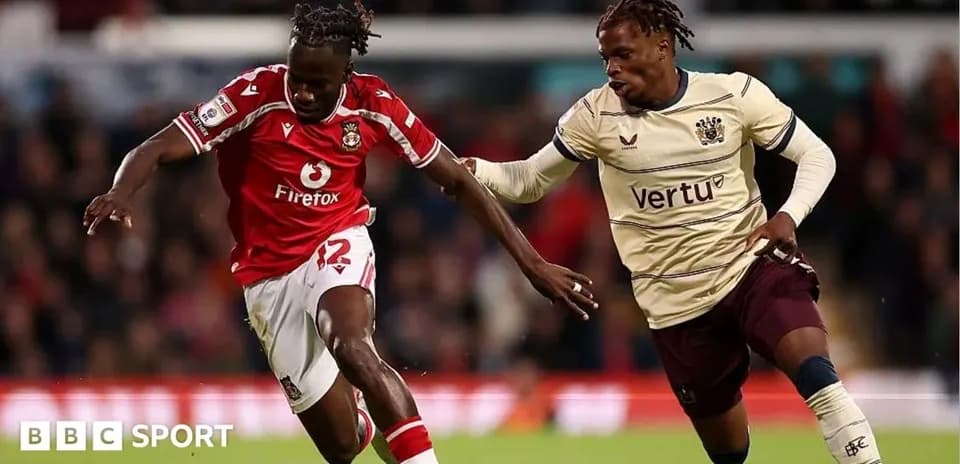 Deux joueurs se disputant le ballon sur le terrain