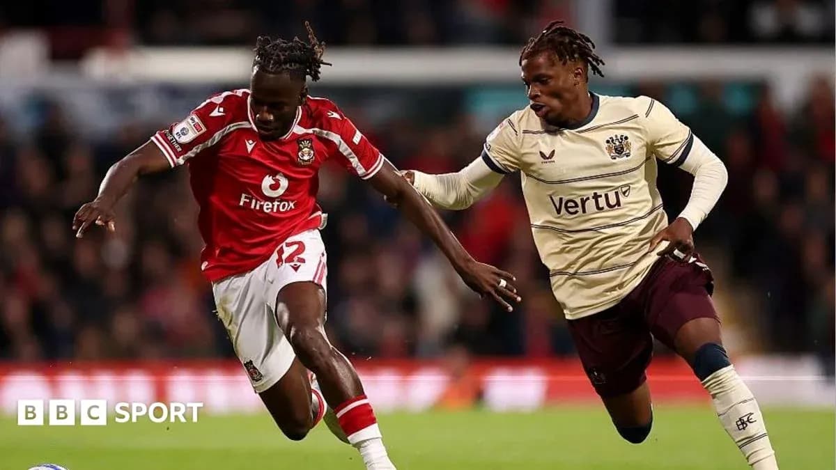 Deux joueurs se disputant le ballon sur le terrain