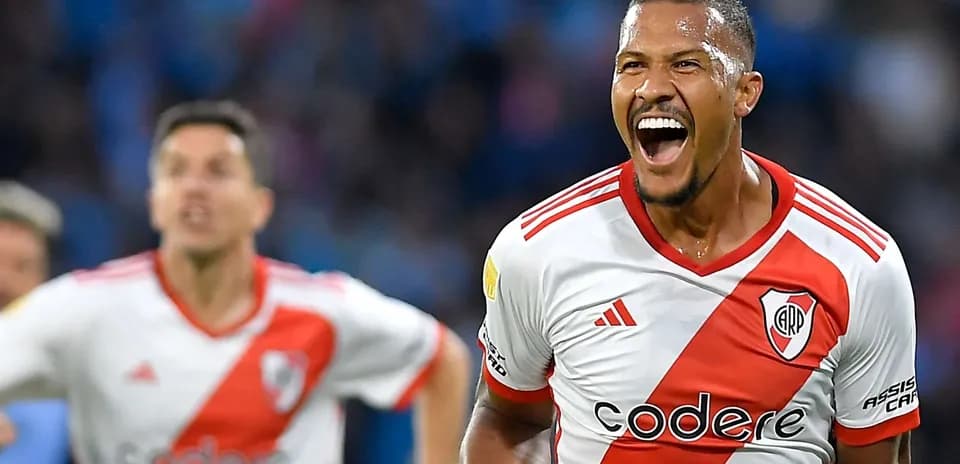 Joueur de River Plate célébrant un but