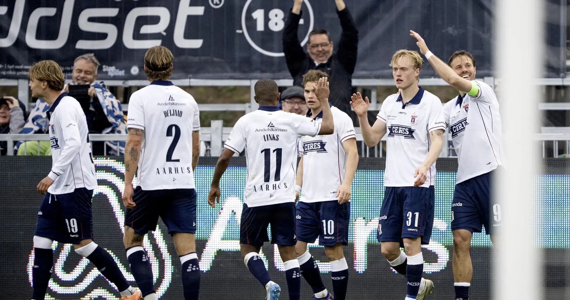 Joueurs d'Aarhus célébrant un but