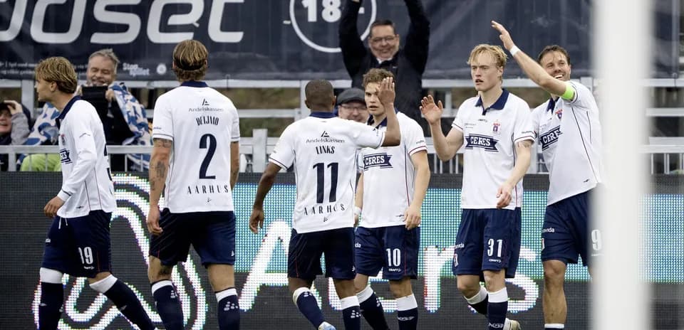 Joueurs d'Aarhus célébrant un but