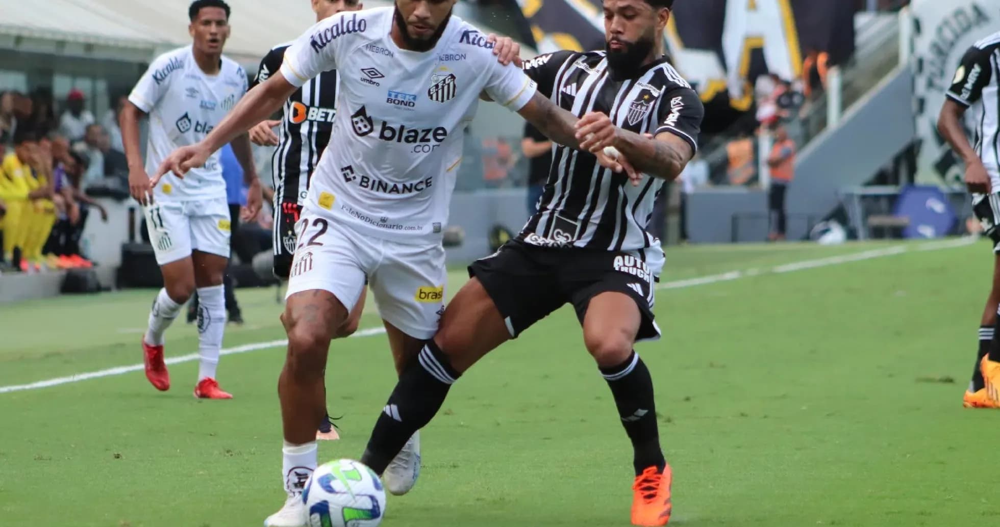 Joueurs d'Atletico-MG et Santos en action