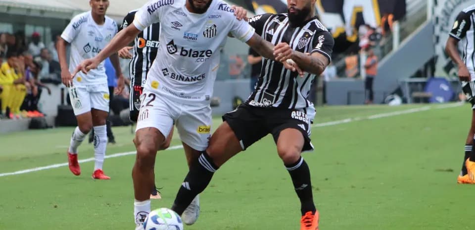 Joueurs d'Atletico-MG et Santos en action