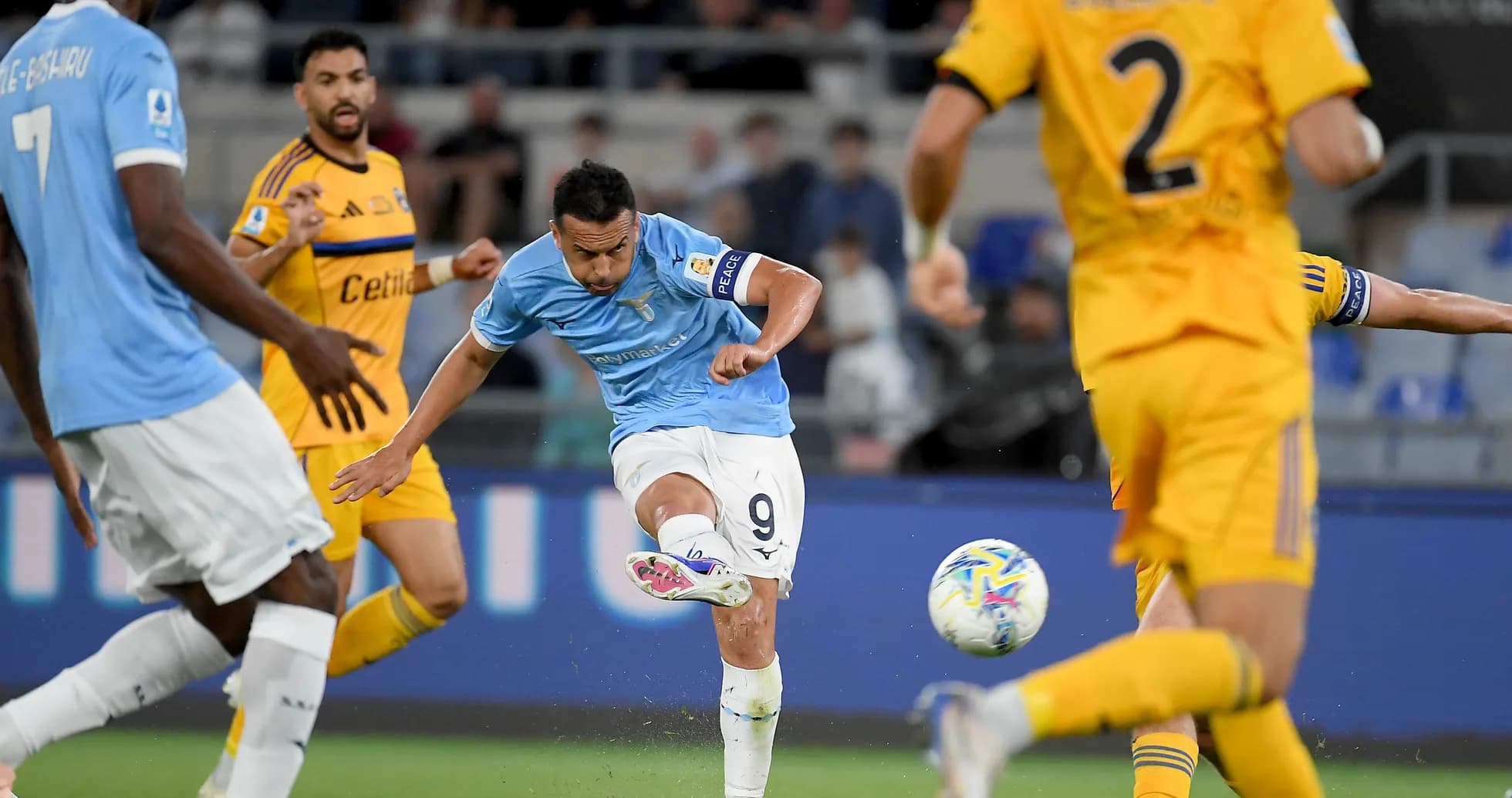 Un joueur de Lazio tire au but contre Pisa