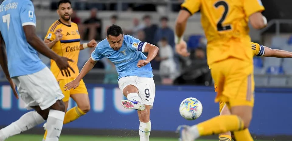 Un joueur de Lazio tire au but contre Pisa