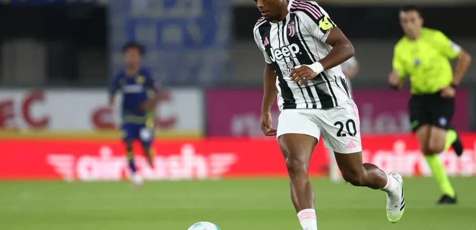 Joueur de la Juventus dribblant le ballon en match