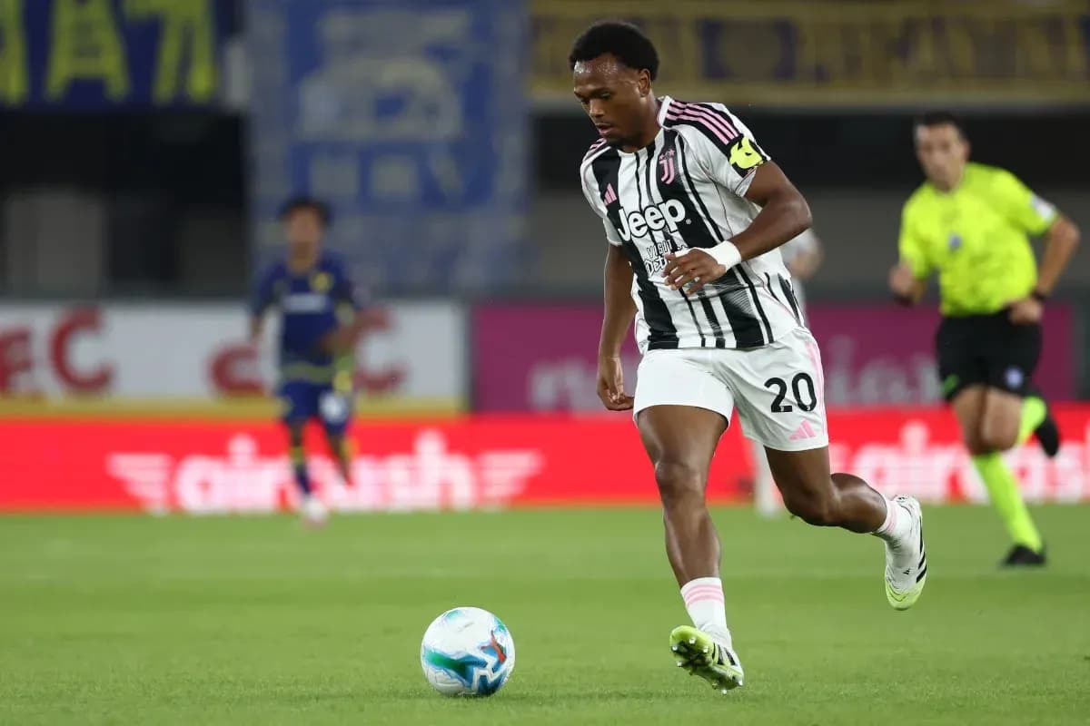 Joueur de la Juventus dribblant le ballon en match