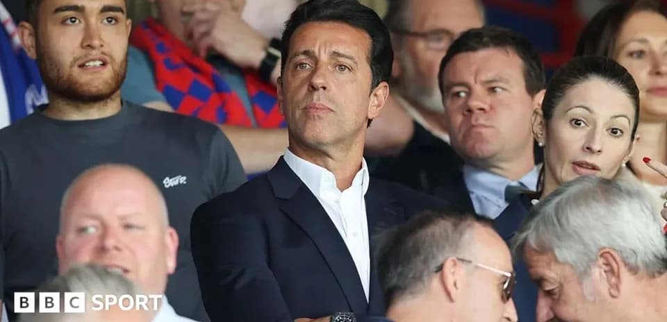 Person en costume observant un match dans les tribunes