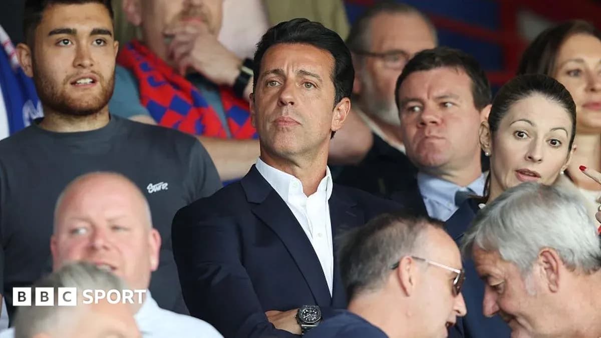 Person en costume observant un match dans les tribunes