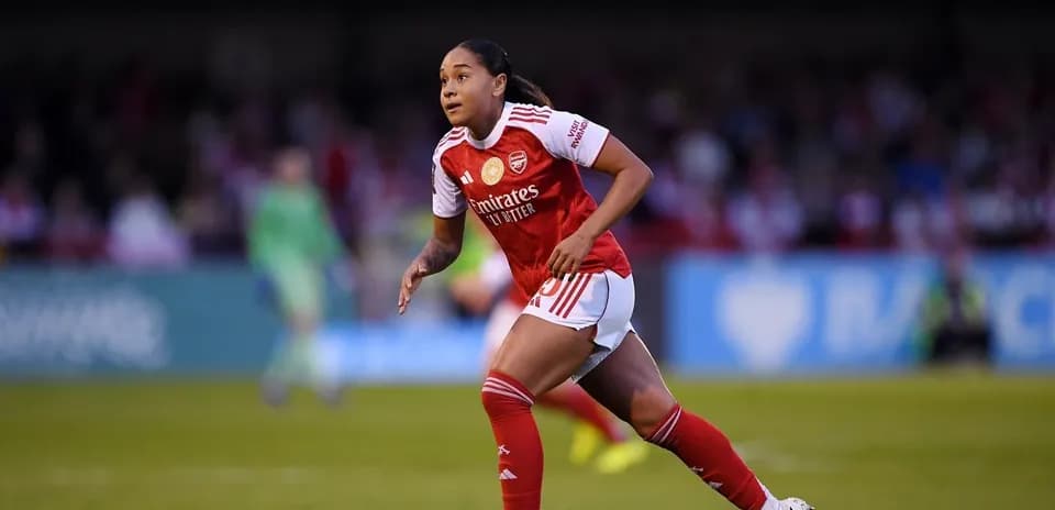 Joueuse d'Arsenal courant sur le terrain pendant un match