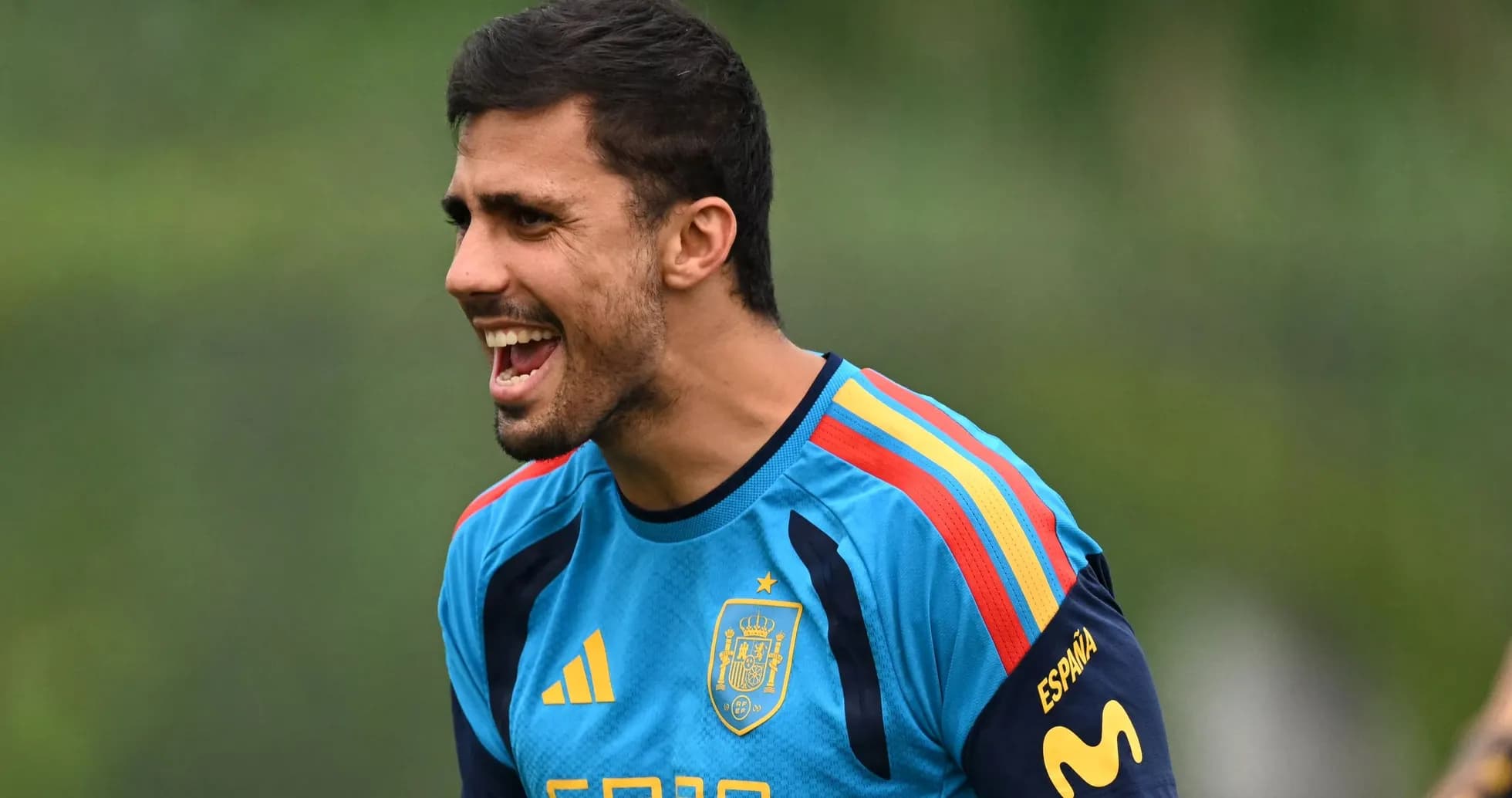 Joueur espagnol s'exprimant lors d'un entraînement