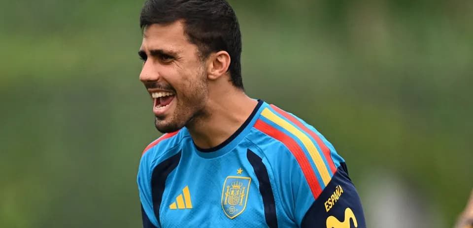 Joueur espagnol s'exprimant lors d'un entraînement