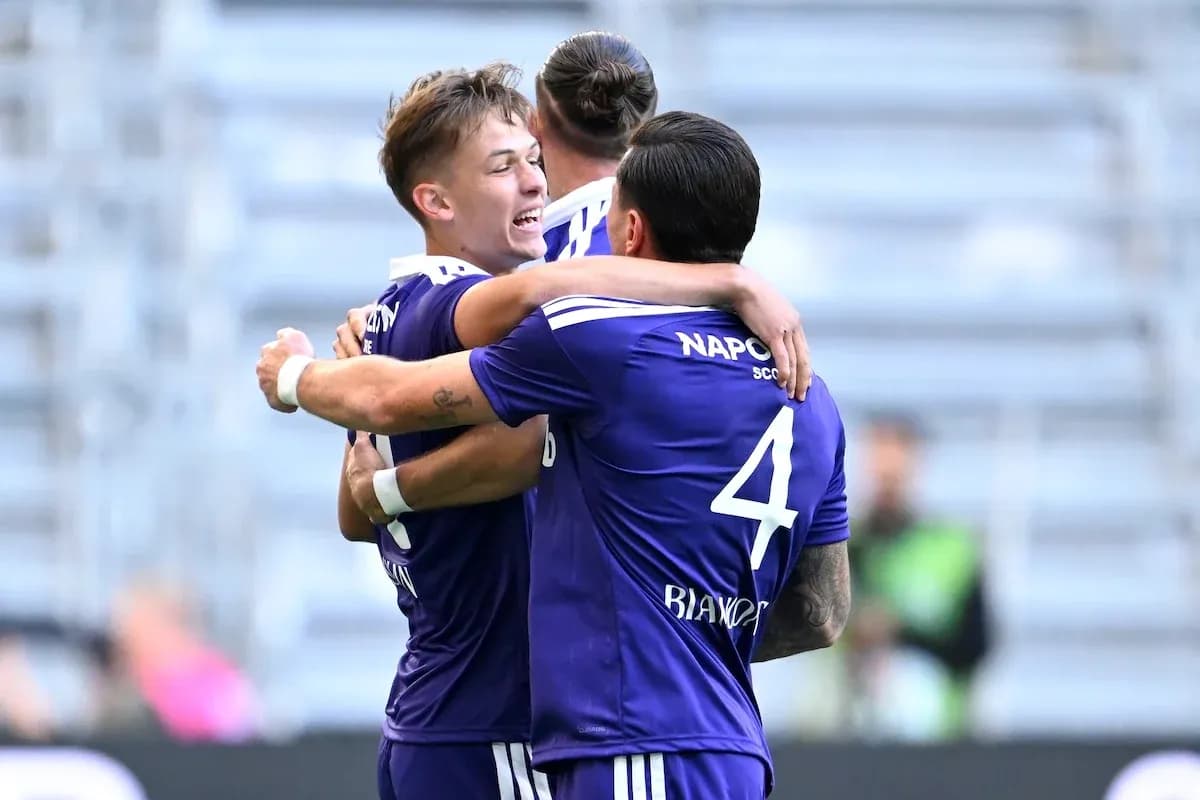 Joueurs d'Anderlecht célébrant un but