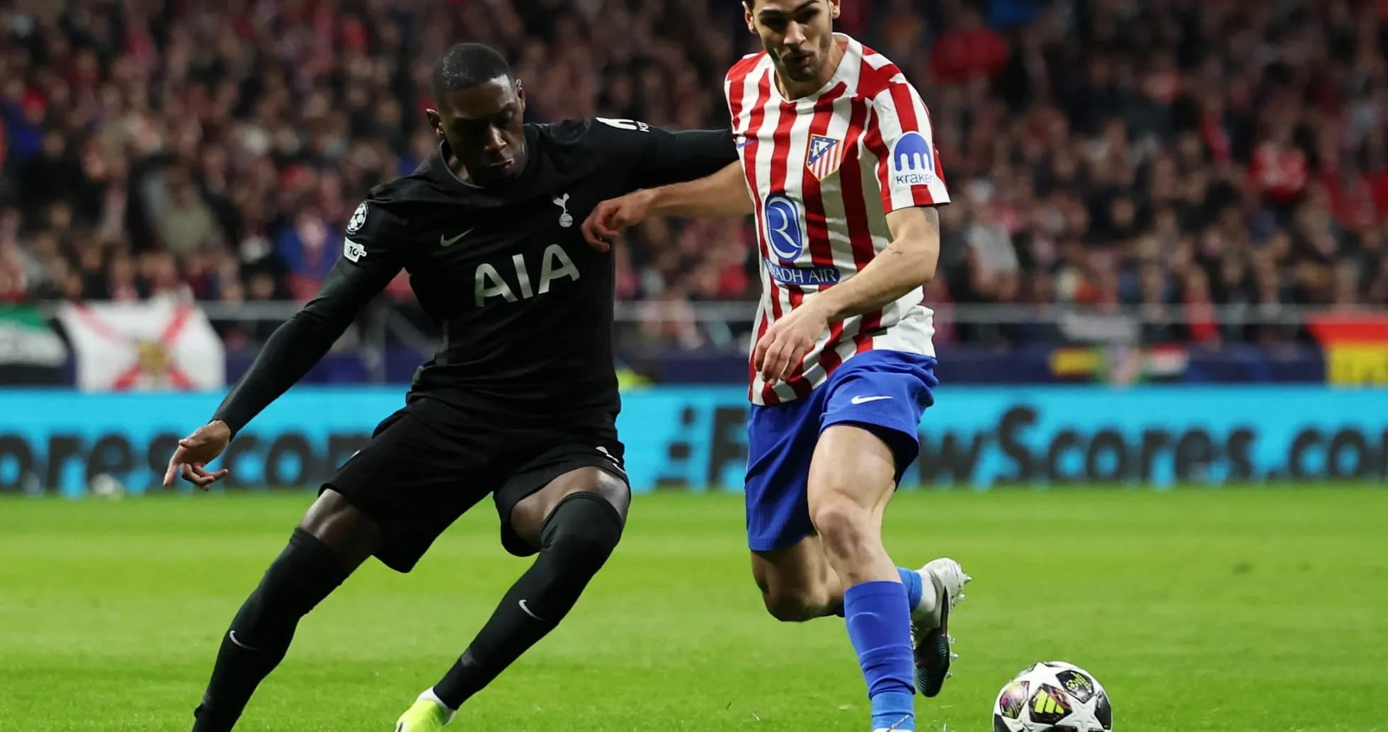 Un joueur de Tottenham défend contre un joueur d'Atletico