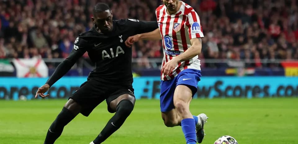 Un joueur de Tottenham défend contre un joueur d'Atletico