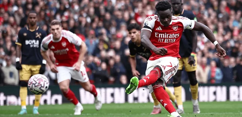 Bukayo Saka tirant un penalty pour Arsenal