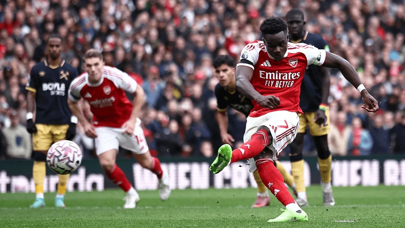 Bukayo Saka tirant un penalty pour Arsenal