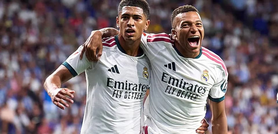 Joueurs de Real Madrid célébrant un but ensemble