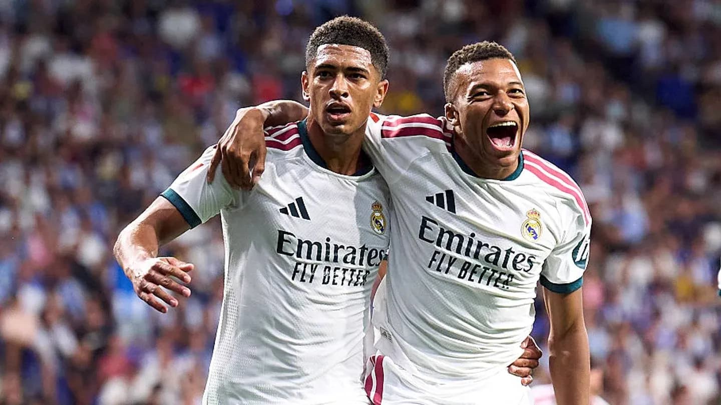 Joueurs de Real Madrid célébrant un but ensemble