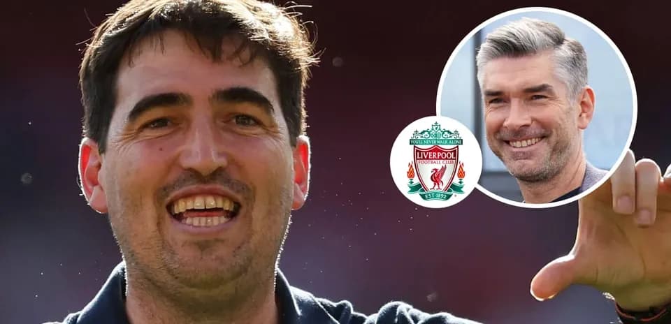 Entraîneur souriant avec logo de Liverpool en arrière-plan