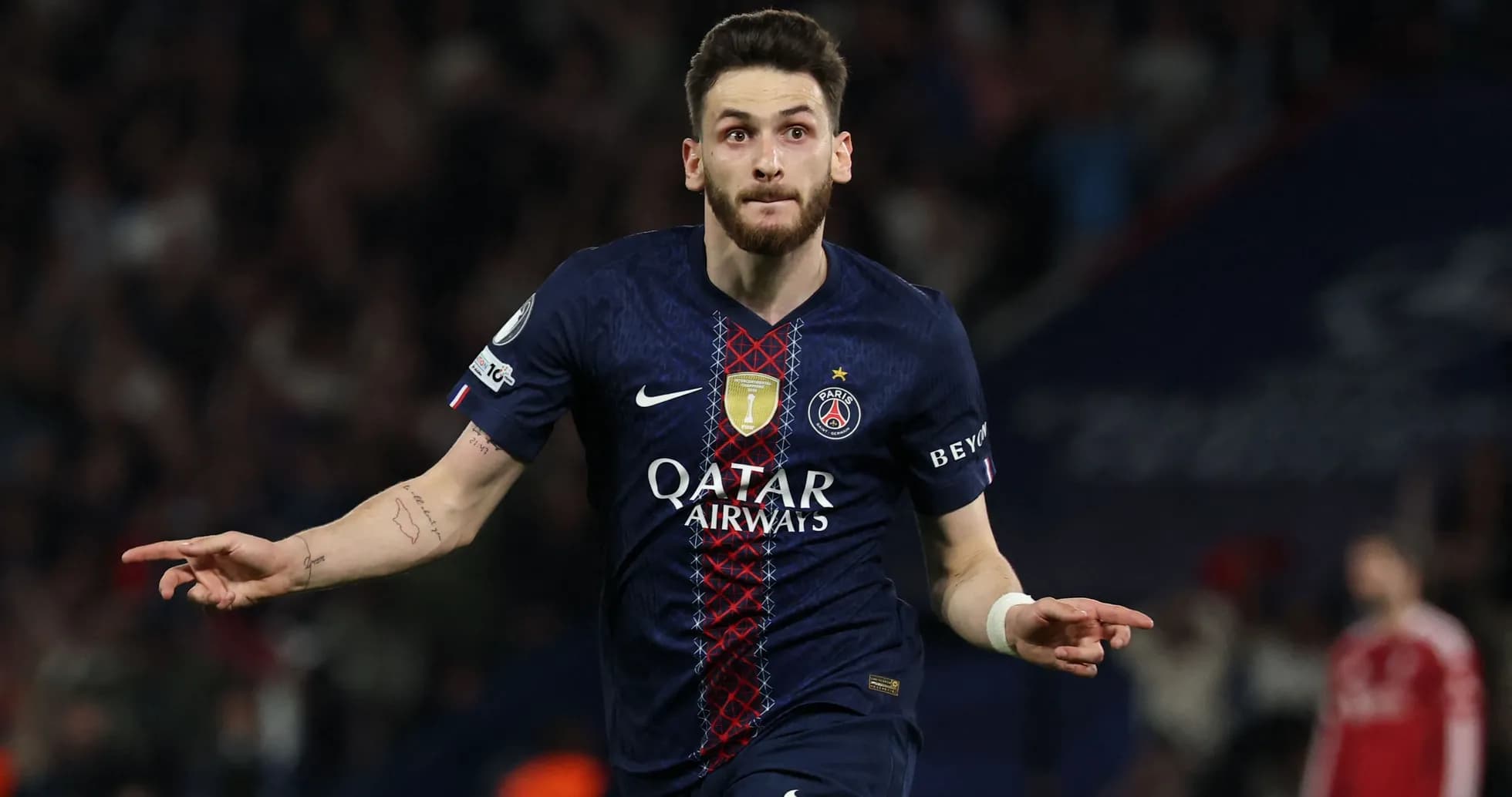 Joueur de PSG célébrant un but au stade