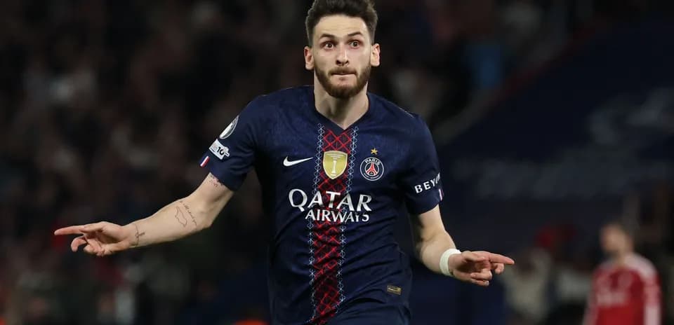 Joueur de PSG célébrant un but au stade