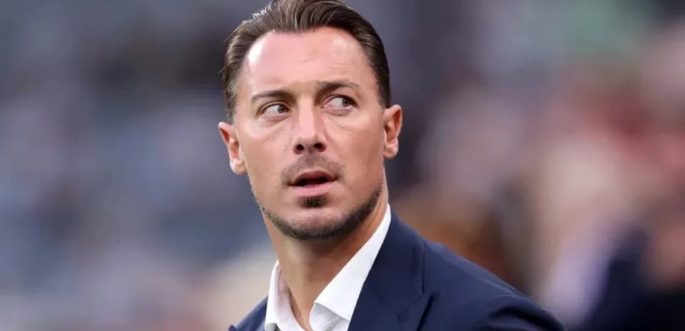 Entraîneur observant le match depuis la touche