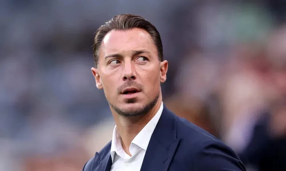 Entraîneur observant le match depuis la touche