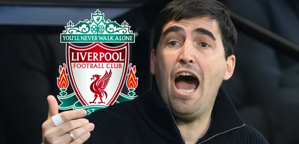 Homme exprimant des instructions avec le logo Liverpool en arrière-plan