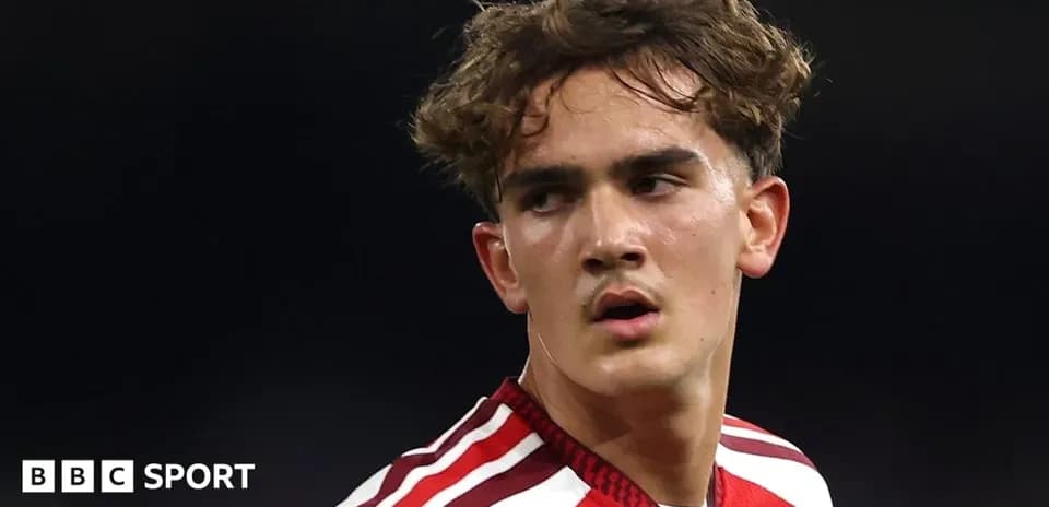 Joueur avec maillot rouge sur le terrain