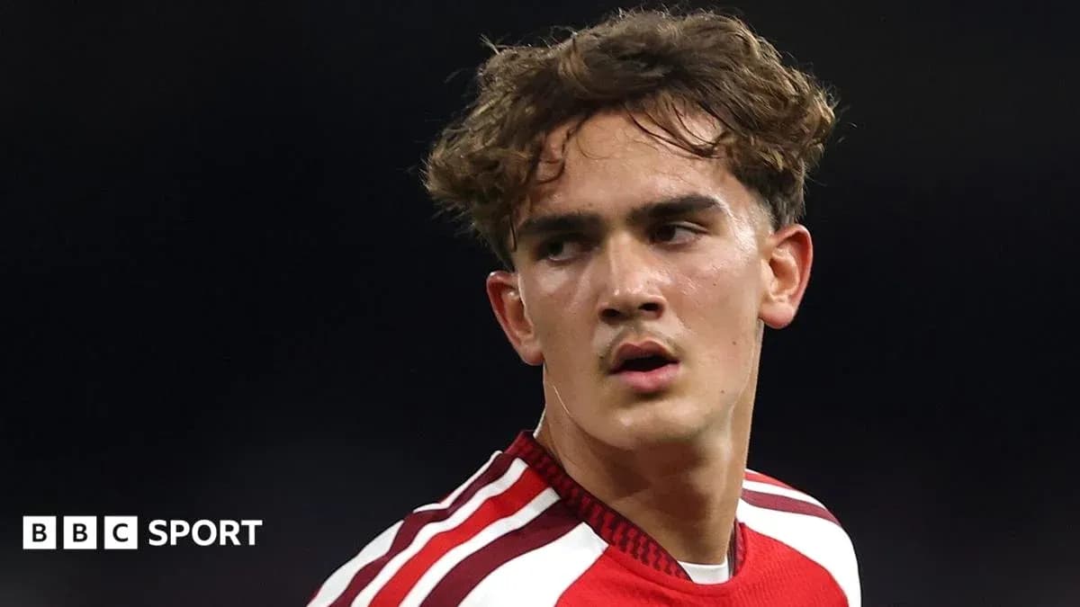 Joueur avec maillot rouge sur le terrain