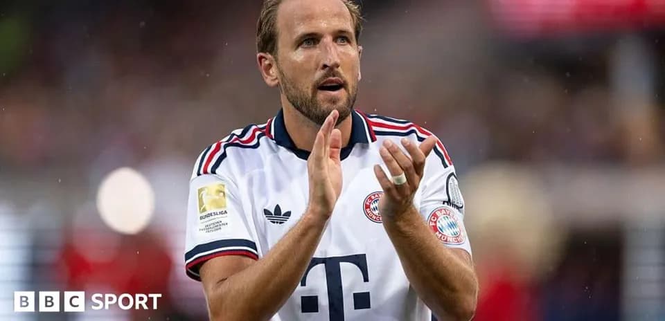 Joueur de Bayern Munich applaudissant les supporters