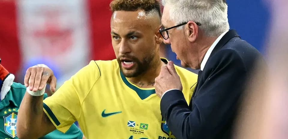 Neymar discutant avec un entraîneur lors du match