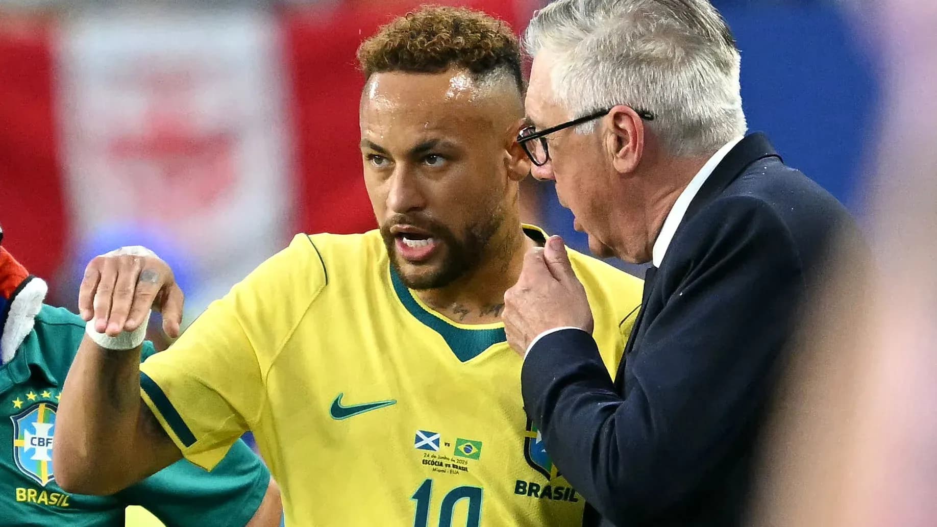 Neymar discutant avec un entraîneur lors du match
