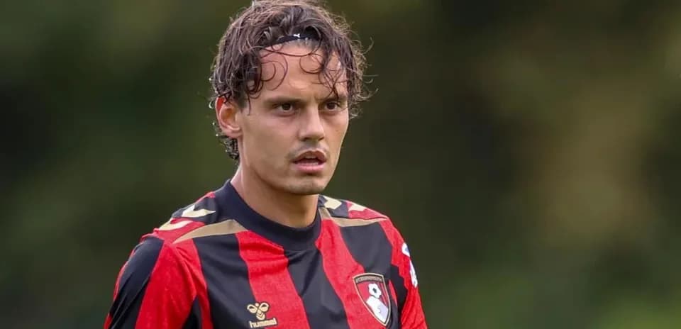 Joueur de football en maillot rouge et noir