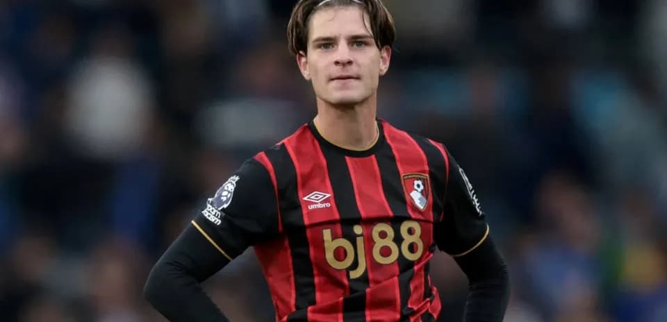 Joueur de Bournemouth en tenue de match sur le terrain