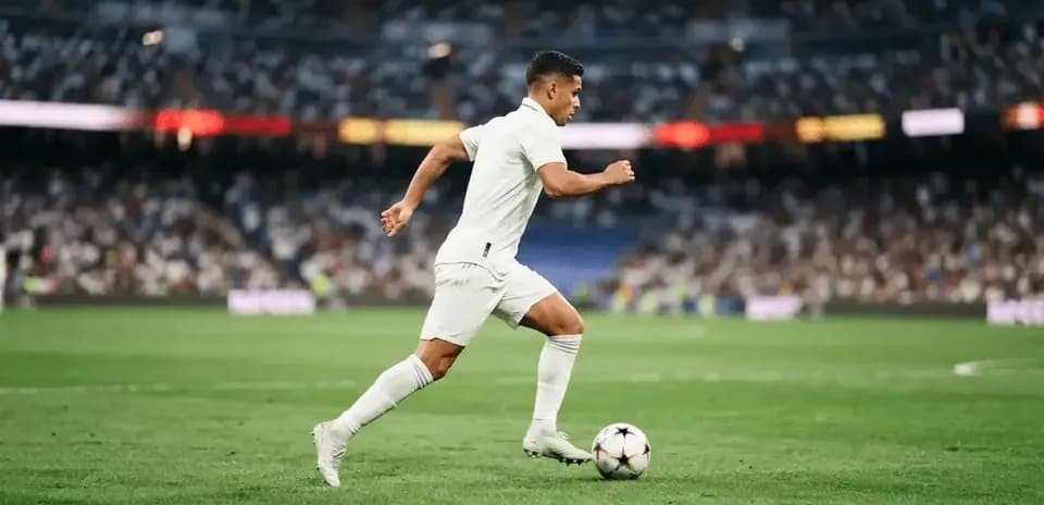Joueur courant avec le ballon sur le terrain