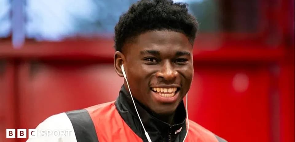 Joueur souriant avec des écouteurs à l'entraînement