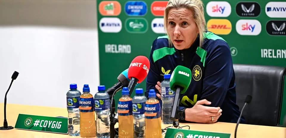 Entraîneur lors d'une conférence de presse en Irlande